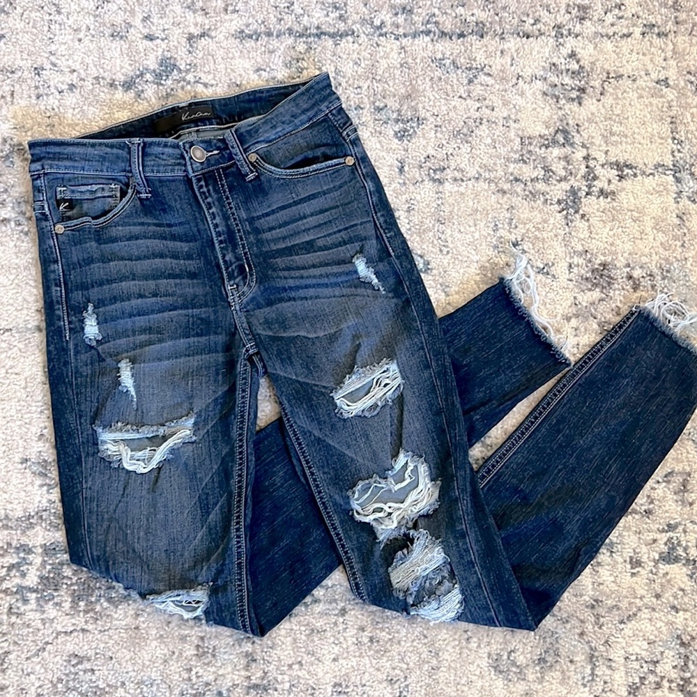 KanCan distressed skinny jeans in medium/dark wash in size 3/25.